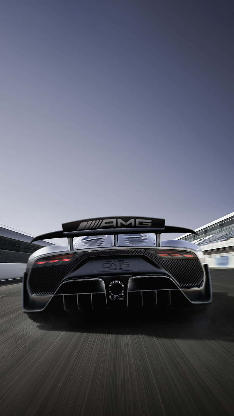 iPhone XS Max Project Cars 2 梅賽德斯-AMG 後視背景 壁紙 — 一架流線型銀色AMG One超跑喺晴朗藍天下嘅賽道上疾馳，帶有動態模糊效果。