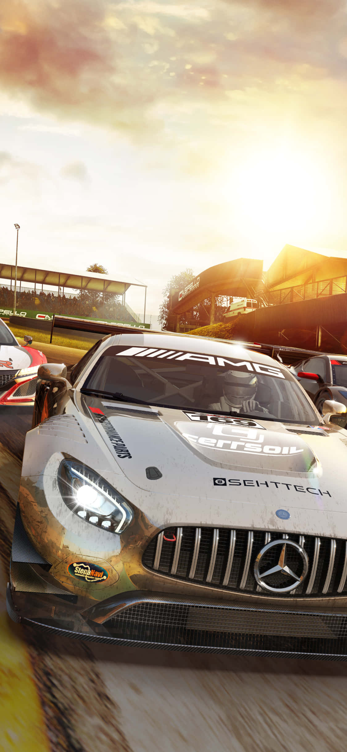 iPhone XS Max《Project Cars 2》2017賽布林IMSA灰梅賽德斯背景 壁紙 — 一架銀色 Mercedes-AMG 賽車在日落時分的賽道上疾馳，車頭燈閃爍，呈現動態模糊效果。