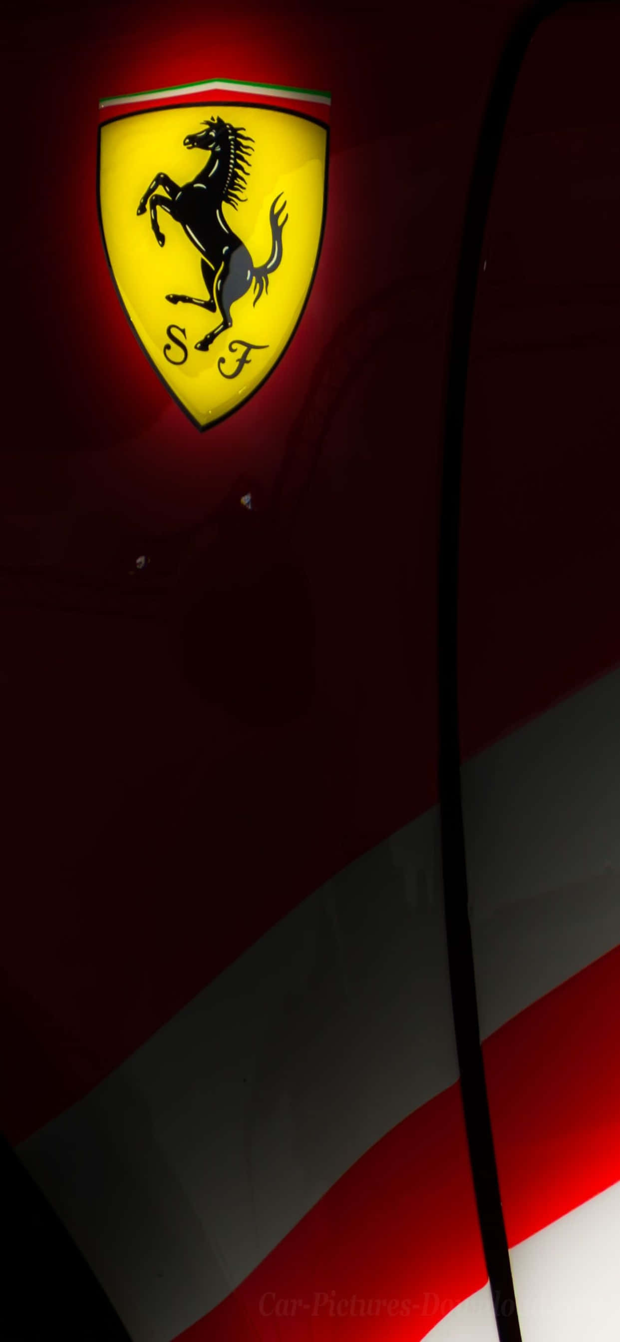iPhone XS Max 賽車主題 Scuderia Ferrari 標誌背景 壁紙 — 一個發光的法拉利標誌，黃色盾牌上有一匹躍馬，背景是帶有白色條紋的深紅色車身。