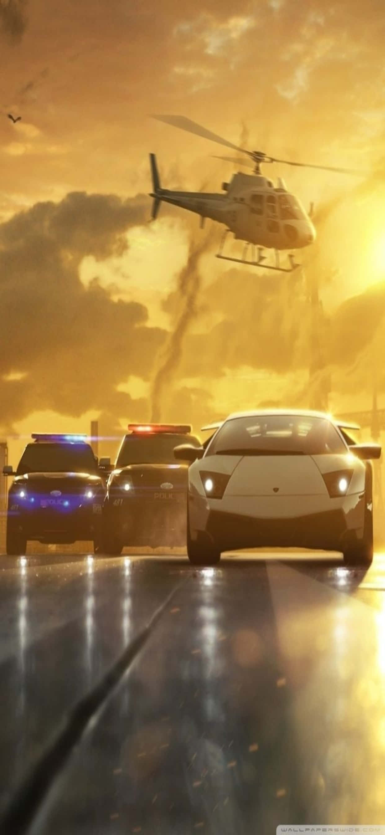 iPhone XS Max 展現《Need for Speed Heat》劇烈賽車場景 壁紙 — 一輛白色跑車在潮濕的道路上疾馳，被警車和直升機追趕，天空呈現金色日落。