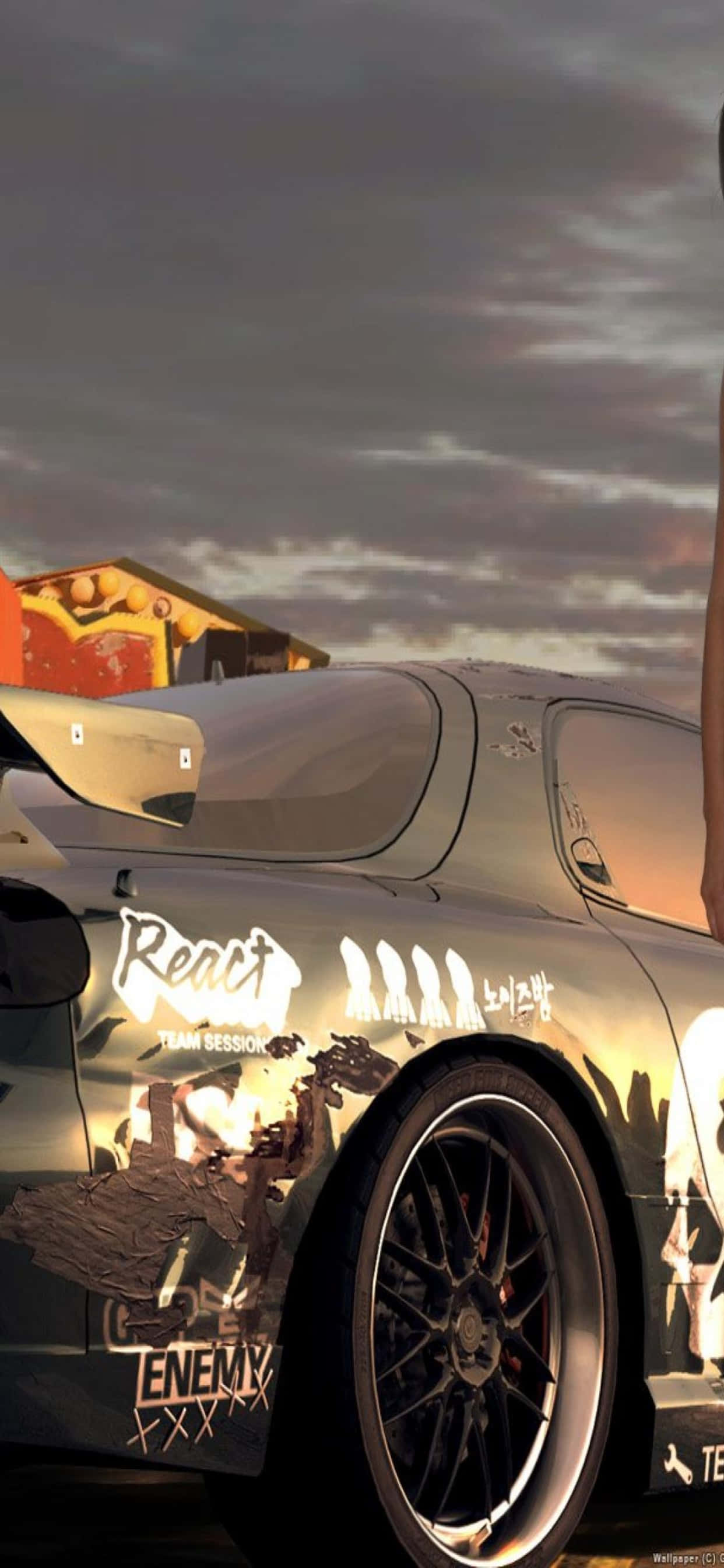 iPhone XS Max 展現《Need for Speed Heat》炫目畫面 壁紙 — 一架時尚的銀色賽車帶有自訂塗鴉貼紙，在 gritty 的城市環境中反射多雲的日落天空。