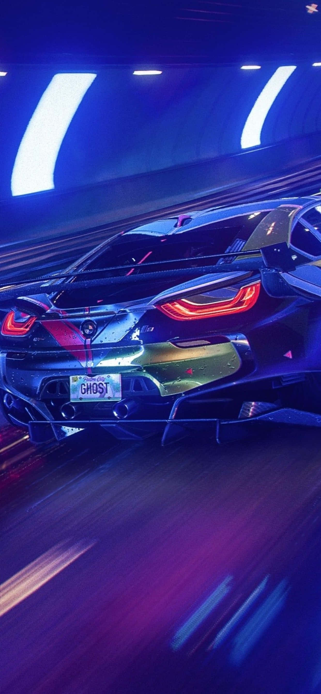 iPhone XS Max《極速快感：熱力》BMW i8背景 壁紙 — 一輛時尚的黑色跑車，帶有發光的紅色尾燈，在霓虹燈照亮的隧道中高速行駛。