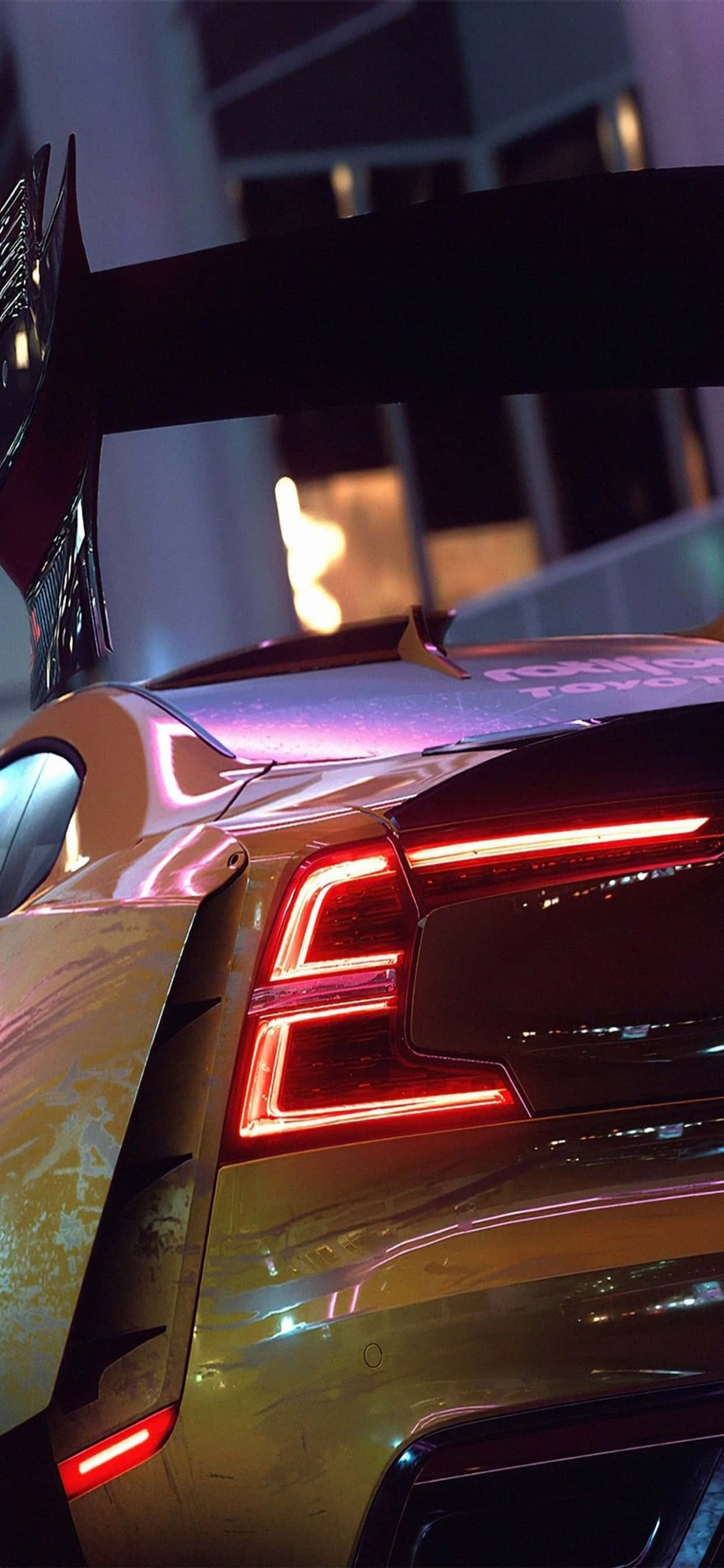 iPhone XS Max《極速快感：熱力》Polestar 1尾燈背景 壁紙 — 一輛時尚的黃金跑車在夜間停放在現代都市環境中，紅色尾燈閃閃發光。