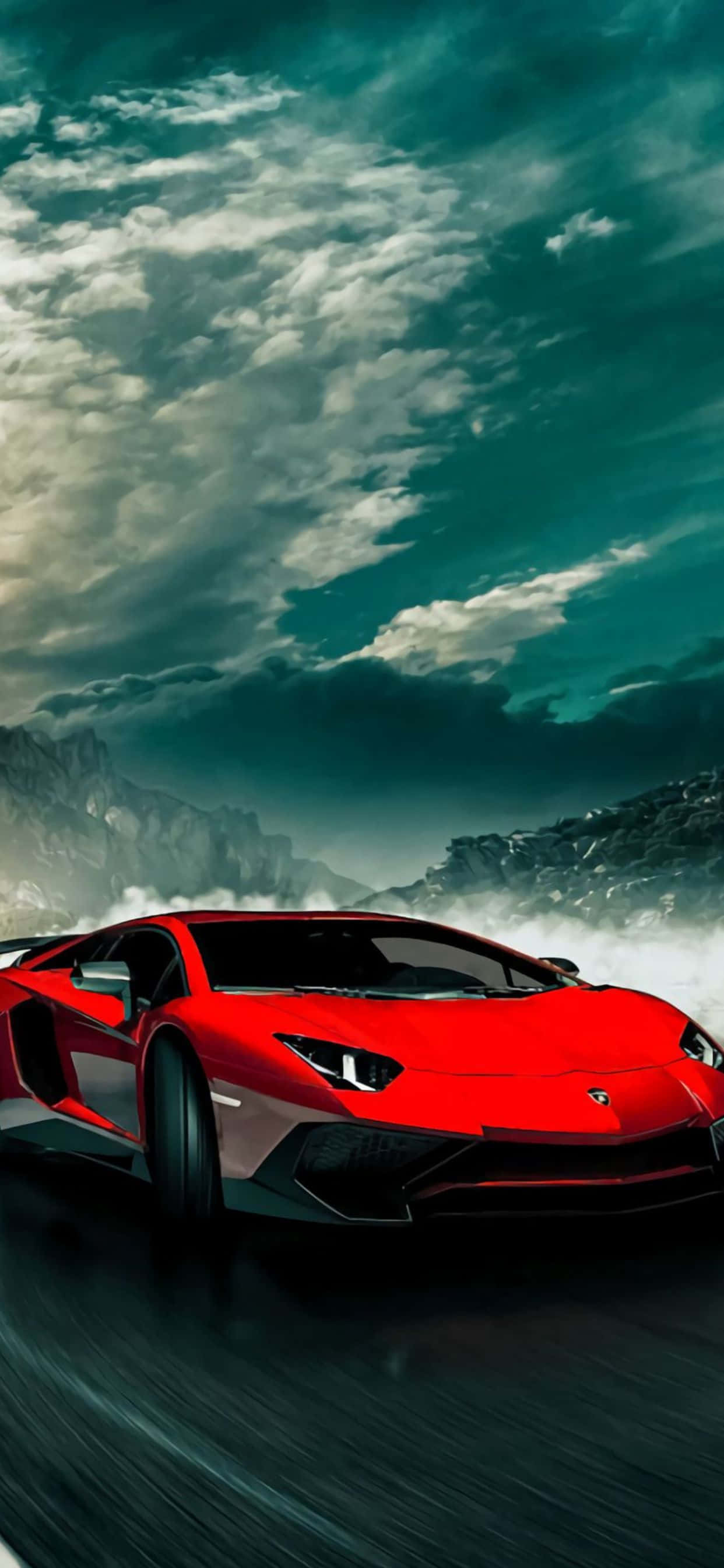 iPhone XS Max 美版紅色蘭博基尼Aventador 背景 壁紙 — 一輛鮮紅色的跑車在濕滑的道路上飛馳，背景是戲劇性的青灰色暴風雨天空和霧氣繚繞的山脈。