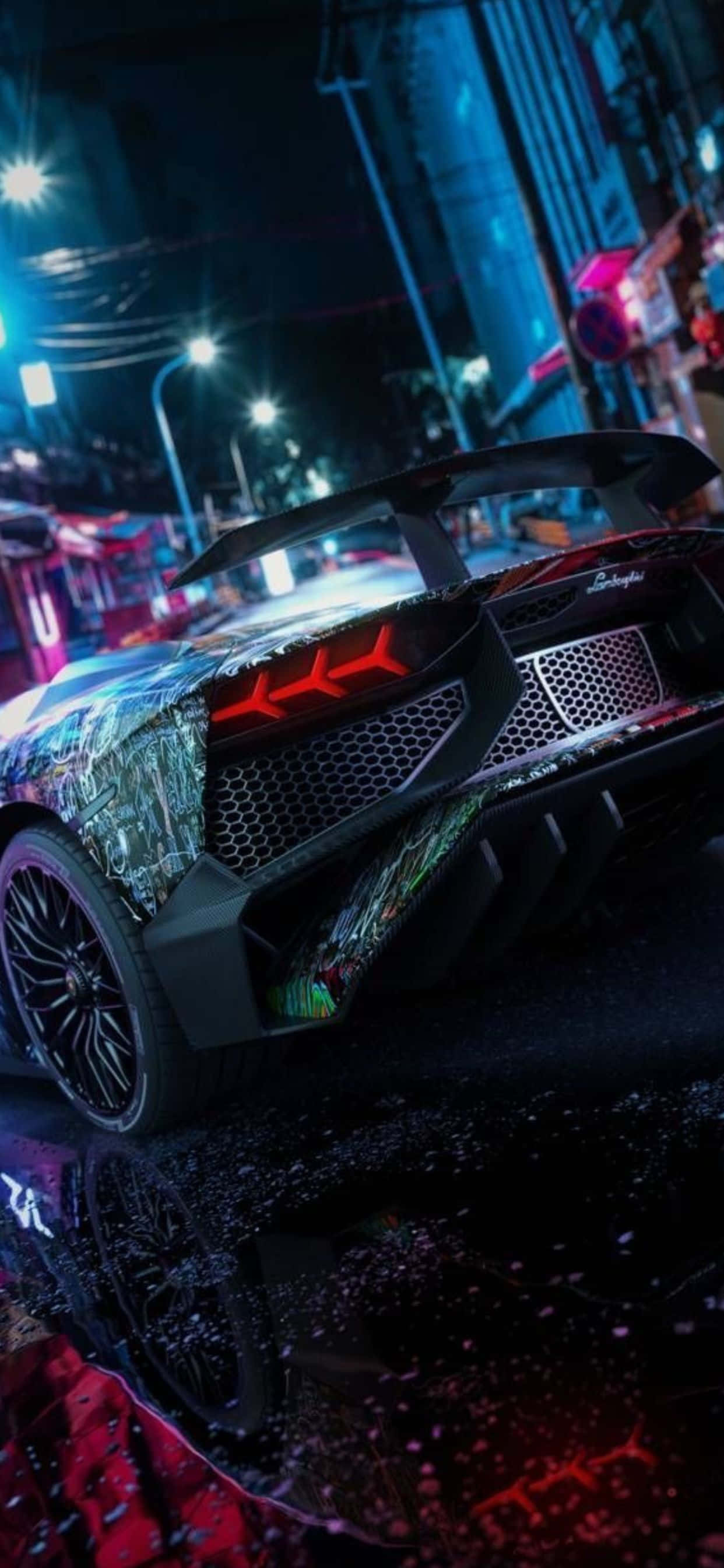 iPhone XS Max 蘭博基尼Aventador 後視背景 壁紙 — 一輛時尚的黑色跑車，帶有發光的紅色尾燈，在夜間霓虹城市燈光下反射在潮濕的路面上。