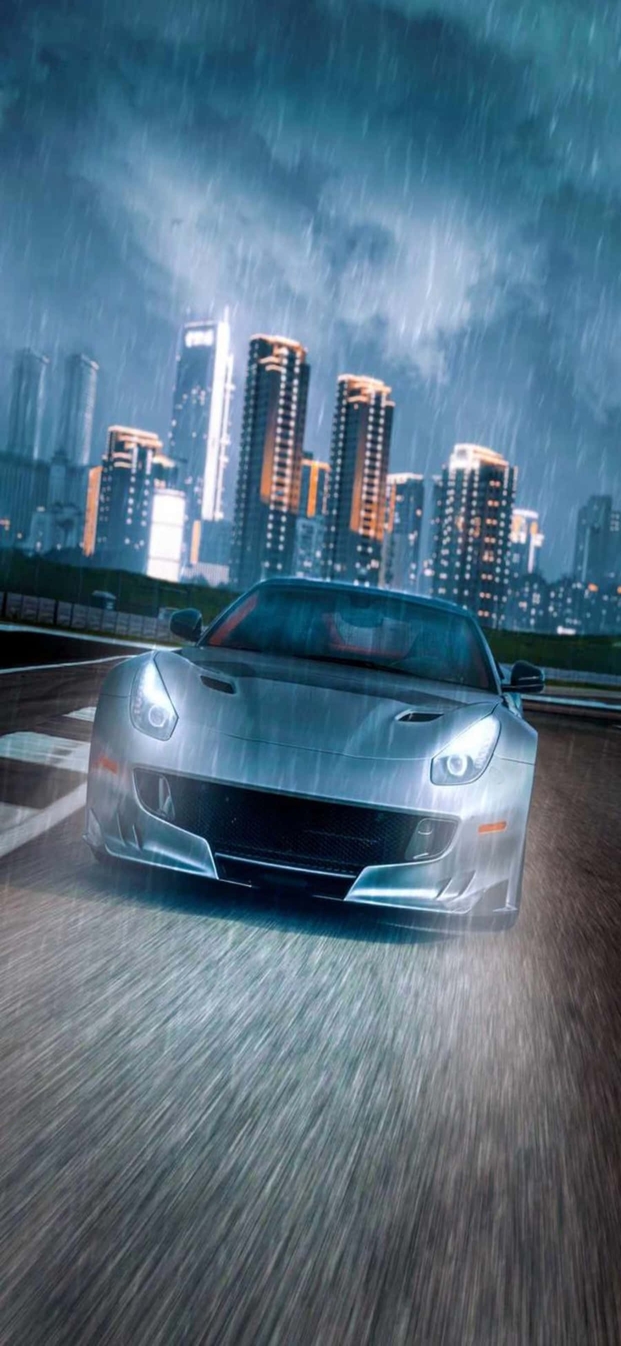 iPhone XS Max 賽車背景：雨夜中的法拉利 壁紙 — 一輛銀色跑車在暴風雨的夜空下，穿過濕滑的市區街道，背景是閃爍的摩天大樓。