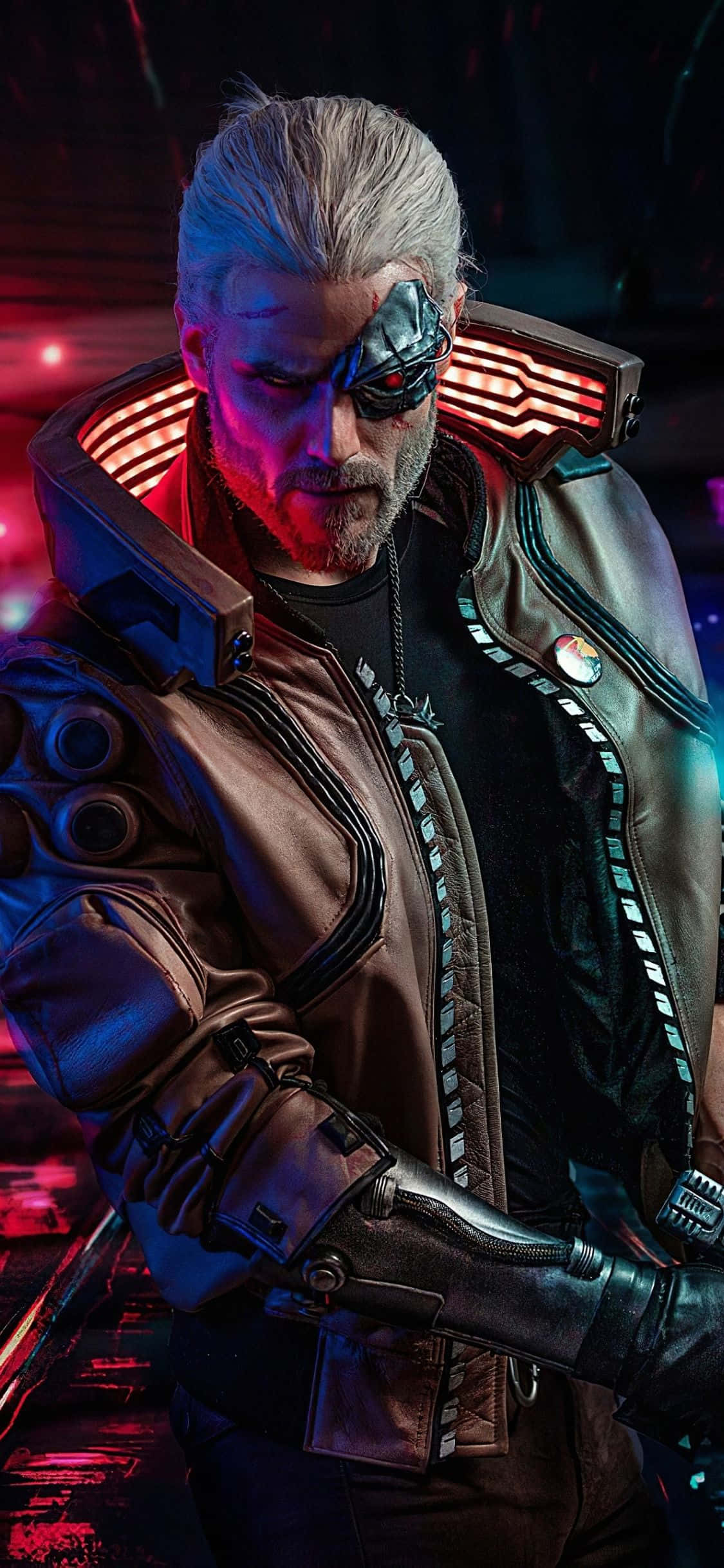 iPhone XS Max《賽博朋克2077》獵魔人蓋拉特Cosplay背景 壁紙 — 一位白髮、擁有發光紅色義眼的賽博龐克戰士，站在霓虹燈照亮的黑暗中，穿著細節豐富的裝甲外套。