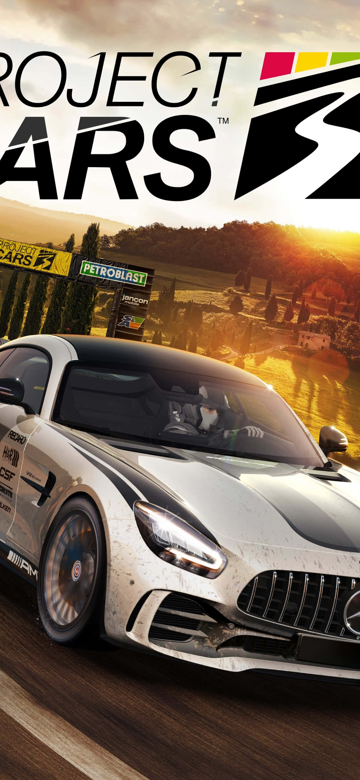 以iPhone XS Max與《Project Cars 2》沉浸式賽車體驗 壁紙 — 一架銀色賽車在陽光照耀的賽道上疾馳，頭頂有「Project Cars」標誌，背景是風景如畫的鄉村。