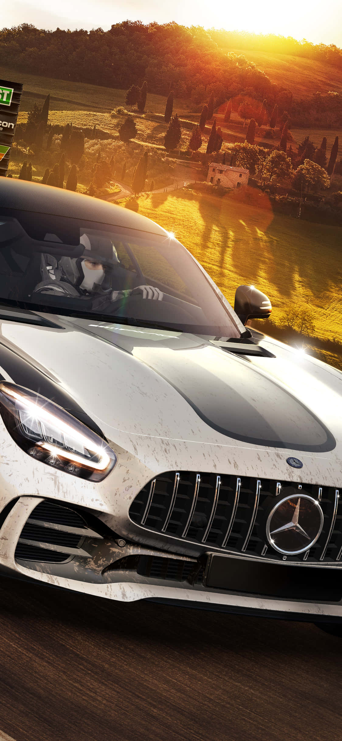iPhone XS Max《Project Cars 2》銀色梅賽德斯-奔馳背景 壁紙 — 一輛帶有黑色賽車條紋的白色 Mercedes-AMG GT 跑車在陽光明媚的鄉村道路上於黃金時段疾馳。