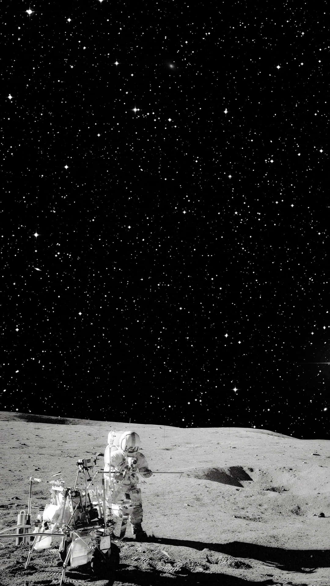 太空人在月球上與月球車，星空下