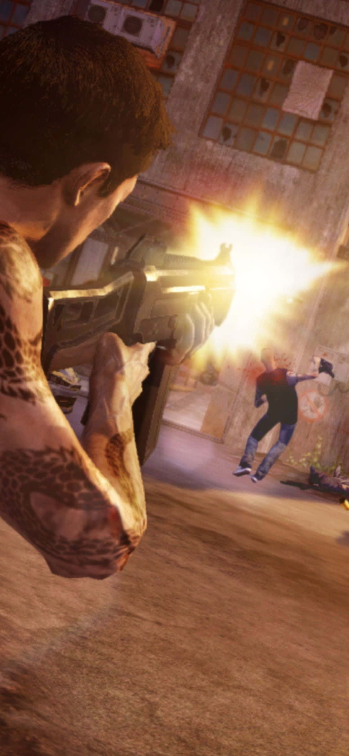 iPhone XS《Sleeping Dogs》韋森持突擊步槍射擊背景 壁紙 — 一個有紋身的男人在夜晚的骯髒城市小巷中向敵人發射發光武器。