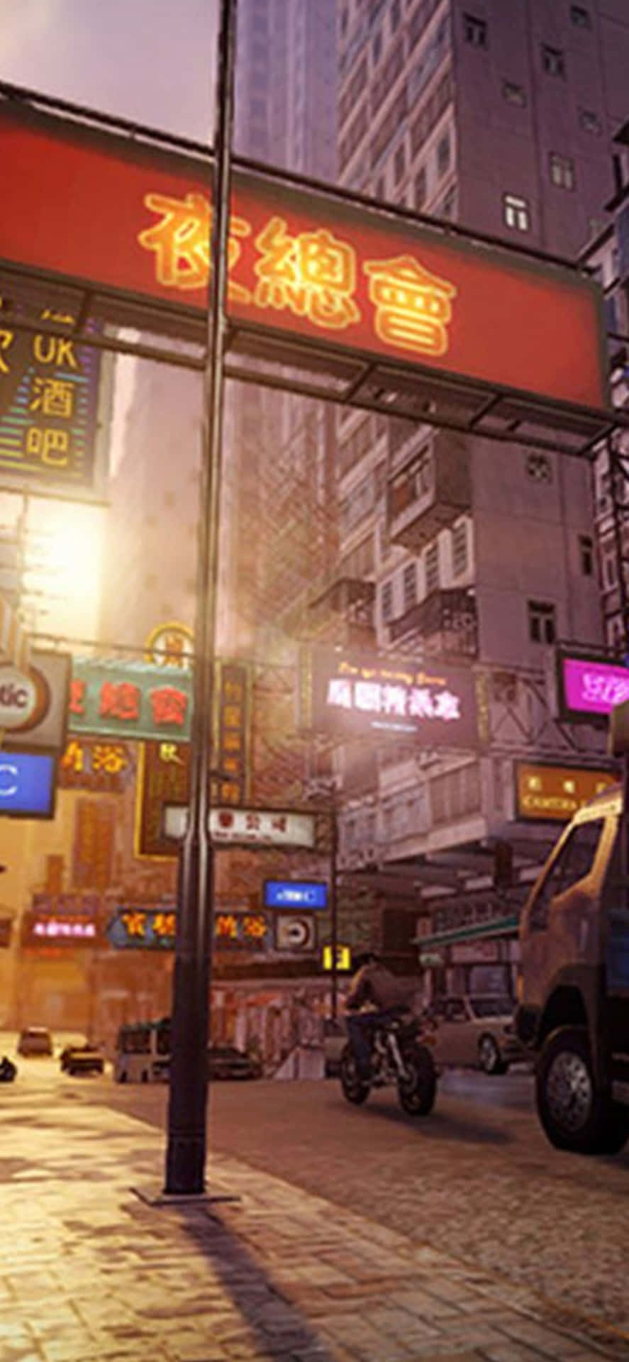 iPhone XS《Sleeping Dogs》DLC背景 壁紙 — 黃昏時分，一條霓虹燈照亮嘅城市街道，發光嘅招牌同一個電單車手喺一個高聳嘅紅色招牌下經過。