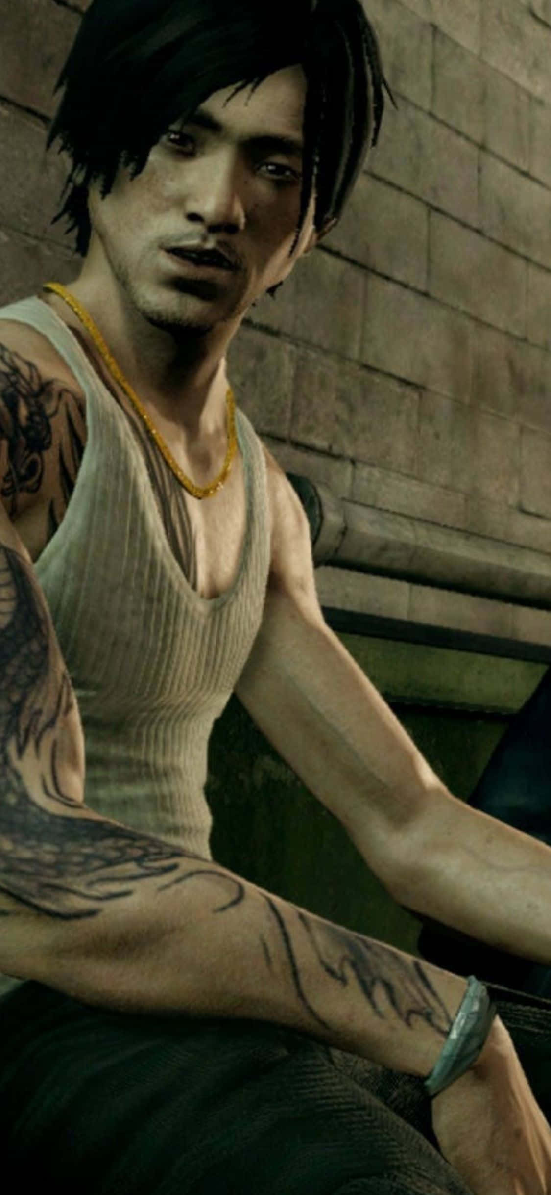 iPhone XS《Sleeping Dogs》馬鴻志獄中長凳背景 壁紙 — 一個有紋身的男人穿著白色背心，表情嚴肅地靠在石牆上。