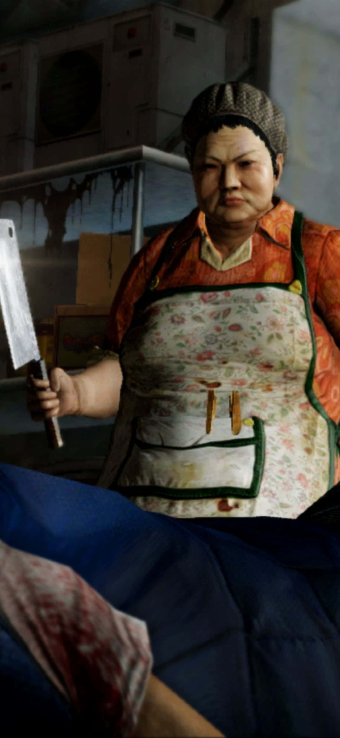 iPhone XS《Sleeping Dogs》朱太太復仇場景背景 壁紙 — 一位穿著花卉圍裙的嚴肅女人，在一個骯髒的廚房裡拿著一把切肉刀，她身後的牆上有血跡。