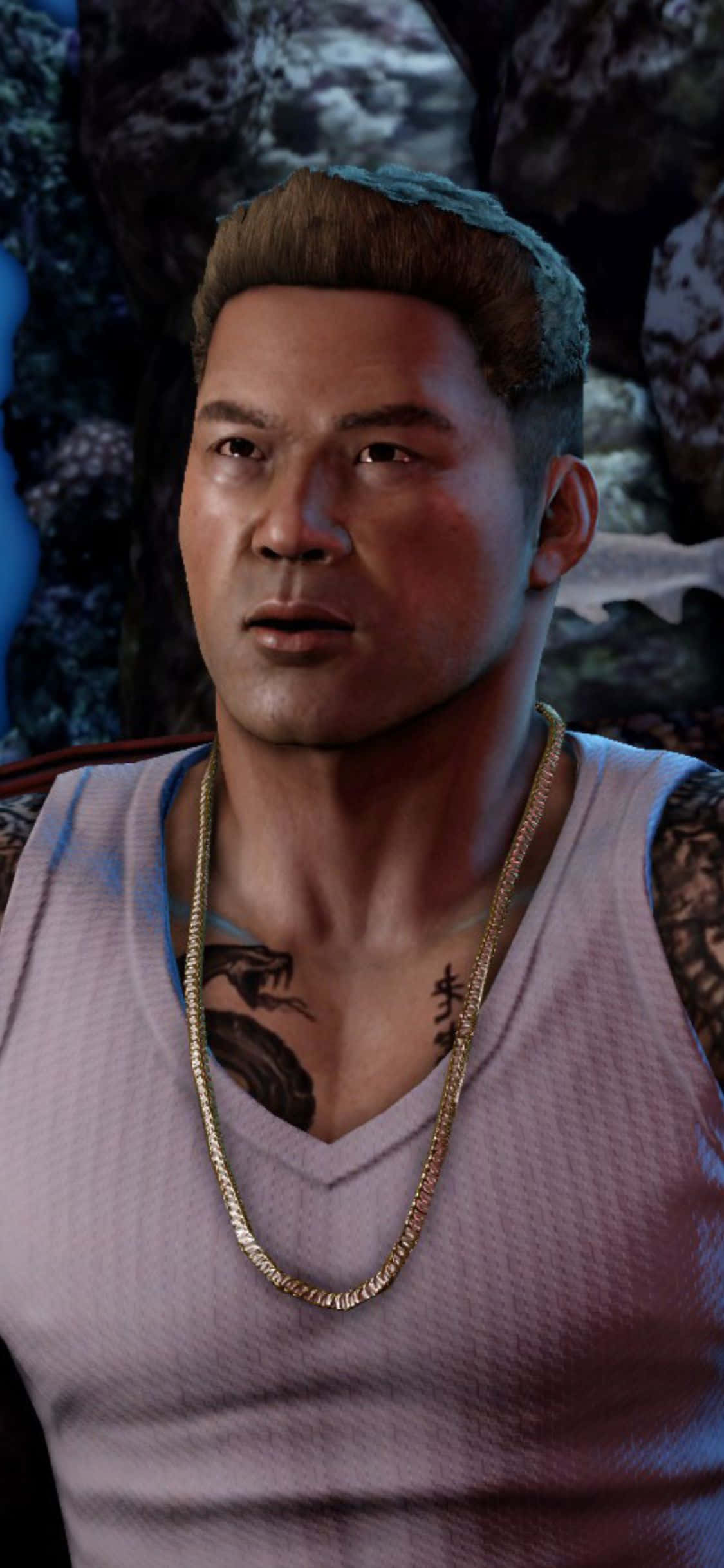 iPhone XS《Sleeping Dogs》朱文彬背景 壁紙 — 一個肌肉發達、有紋身和戴金鏈的男人在昏暗的岩石洞穴中凝視著。