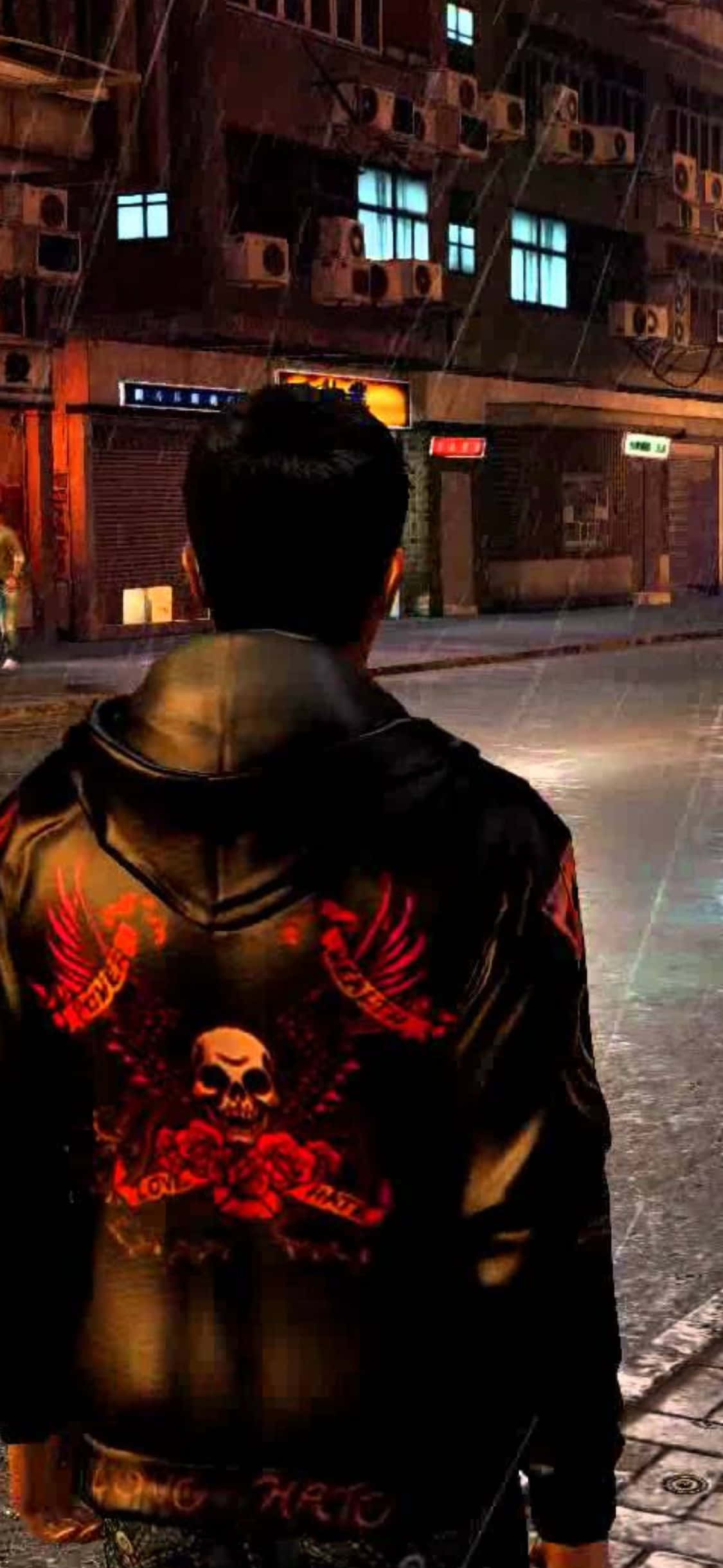 iPhone XS《Sleeping Dogs》皮衣背景 壁紙 — 一個穿著黑色連帽衫、帶有紅色骷髏翅膀的人，獨自站在夜晚雨中的霓虹燈城市街道上。