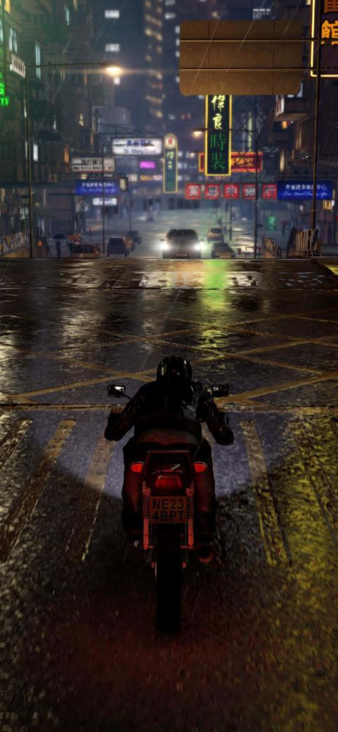 iPhone XS《Sleeping Dogs》雨中騎車背景 壁紙 — 一名電單車手在夜晚騎行穿過霓虹燈照亮、雨水浸濕的城市街道，發光的招牌在濕漉漉的路面上反射。