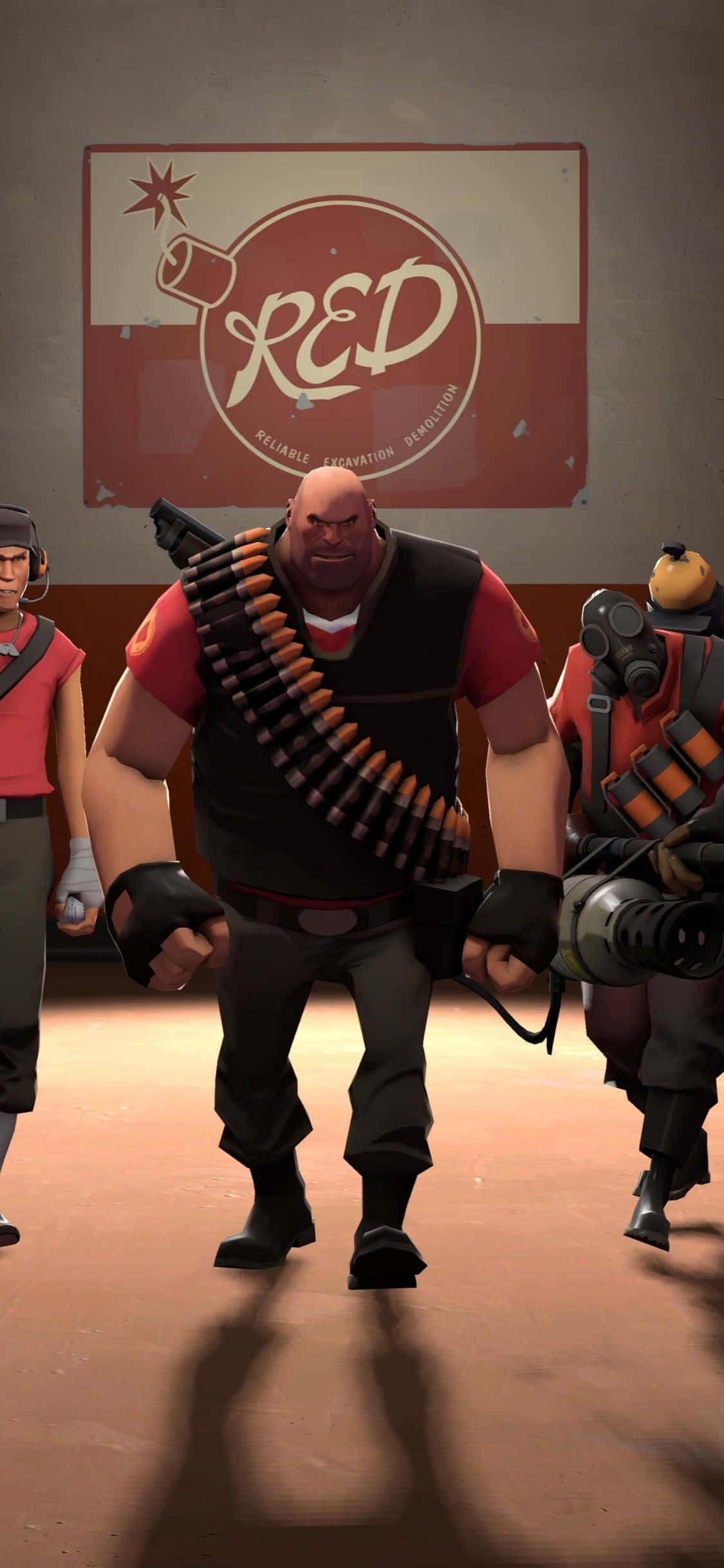 iPhone XS Team Fortress 2 攻擊隊伍背景 壁紙 — 一個肌肉發達的光頭士兵，身穿紅色襯衫和彈藥帶，在一個光線昏暗的房間裡威風凜凜地站著，牆上掛著「RED」隊伍標誌。