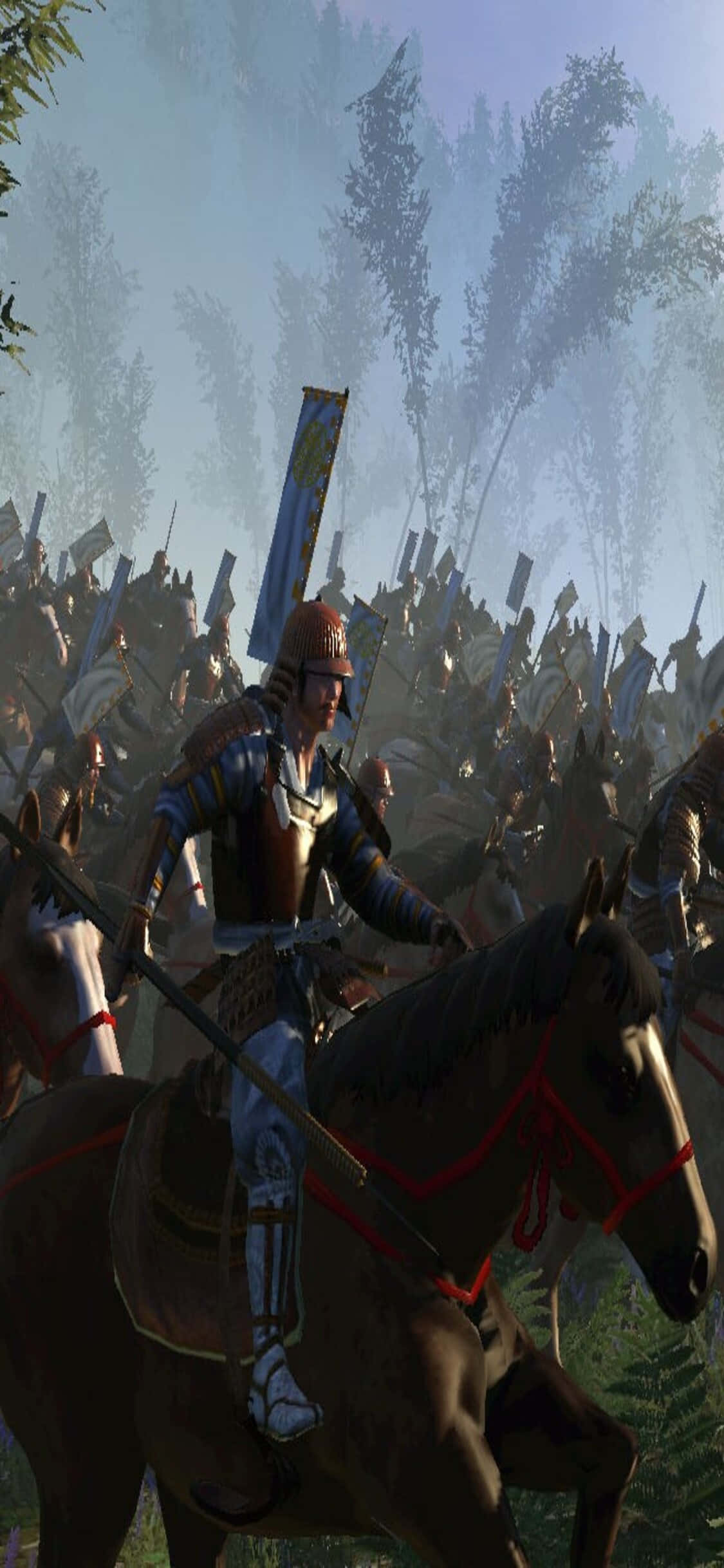 在 iPhone Xs 上以史詩細節征服《Total War Rome 2》 壁紙 — 一名騎馬的武士武士帶領騎兵衝鋒，穿過迷霧森林，身後有龐大的軍隊。
