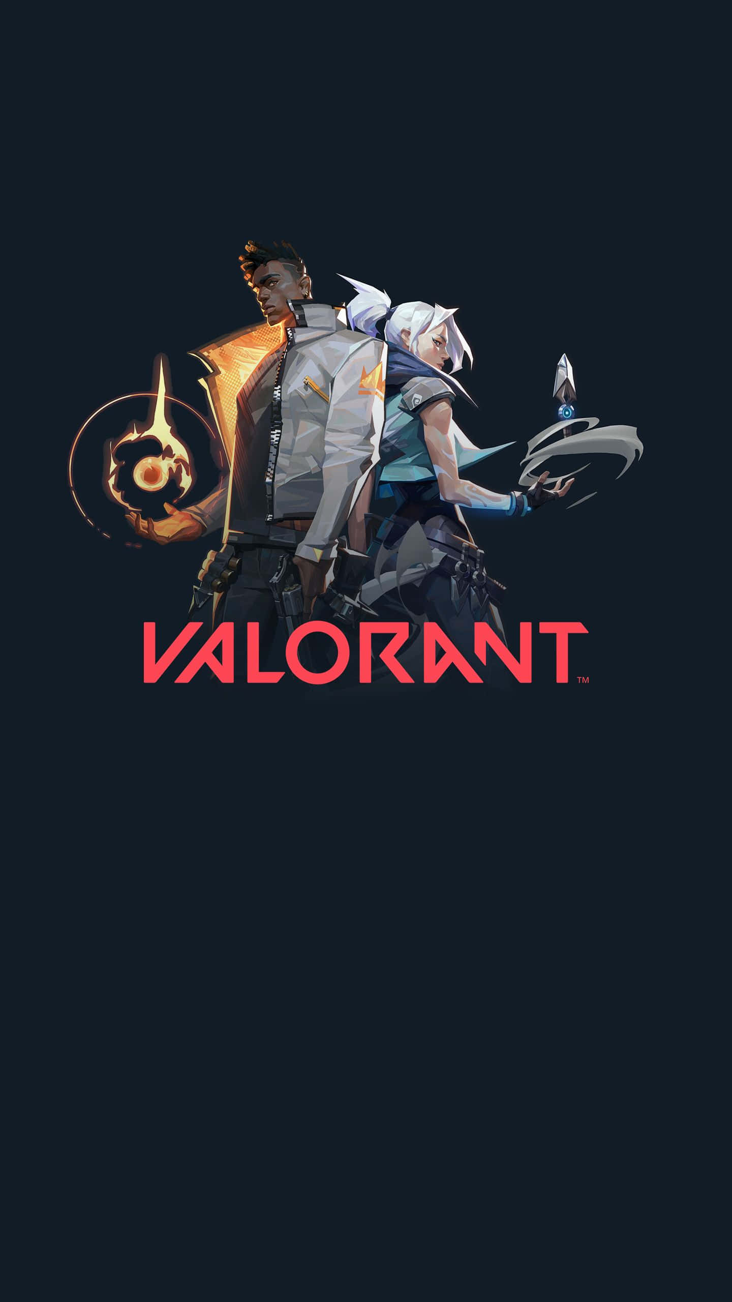 iPhone XS《Valorant》Phoenix 與 Jett 背景 壁紙 — 兩名Valorant特工背光站在深色背景前，一人手持發光球體，另一人揮舞刀刃，下方有遊戲標誌。