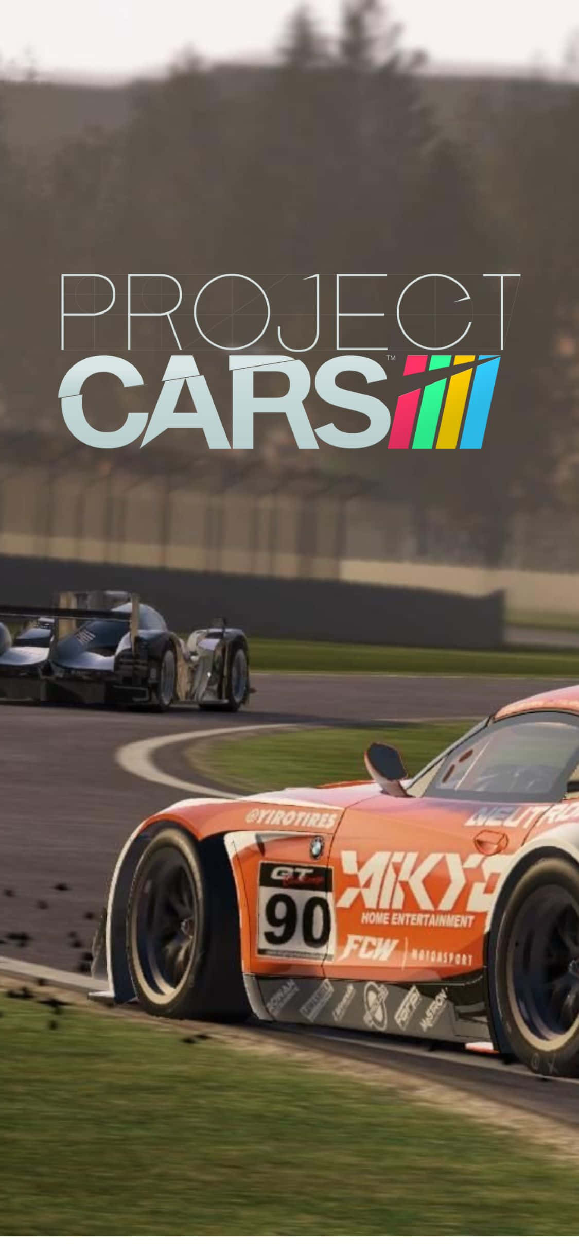 iPhone XS 上的 Project Cars 賽車遊戲 壁紙 — 一輛充滿活力的橙色賽車，號碼90，在賽道上飛馳，其他流線型賽車緊隨其後。