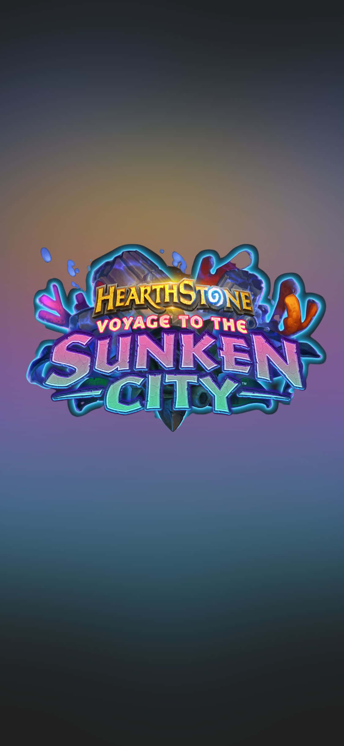 iPhone XS 上的《爐石戰記》精彩對決 壁紙 — 《Hearthstone Voyage to the Sunken City》的鮮豔霓虹標誌在漸變暮色天空中發光。