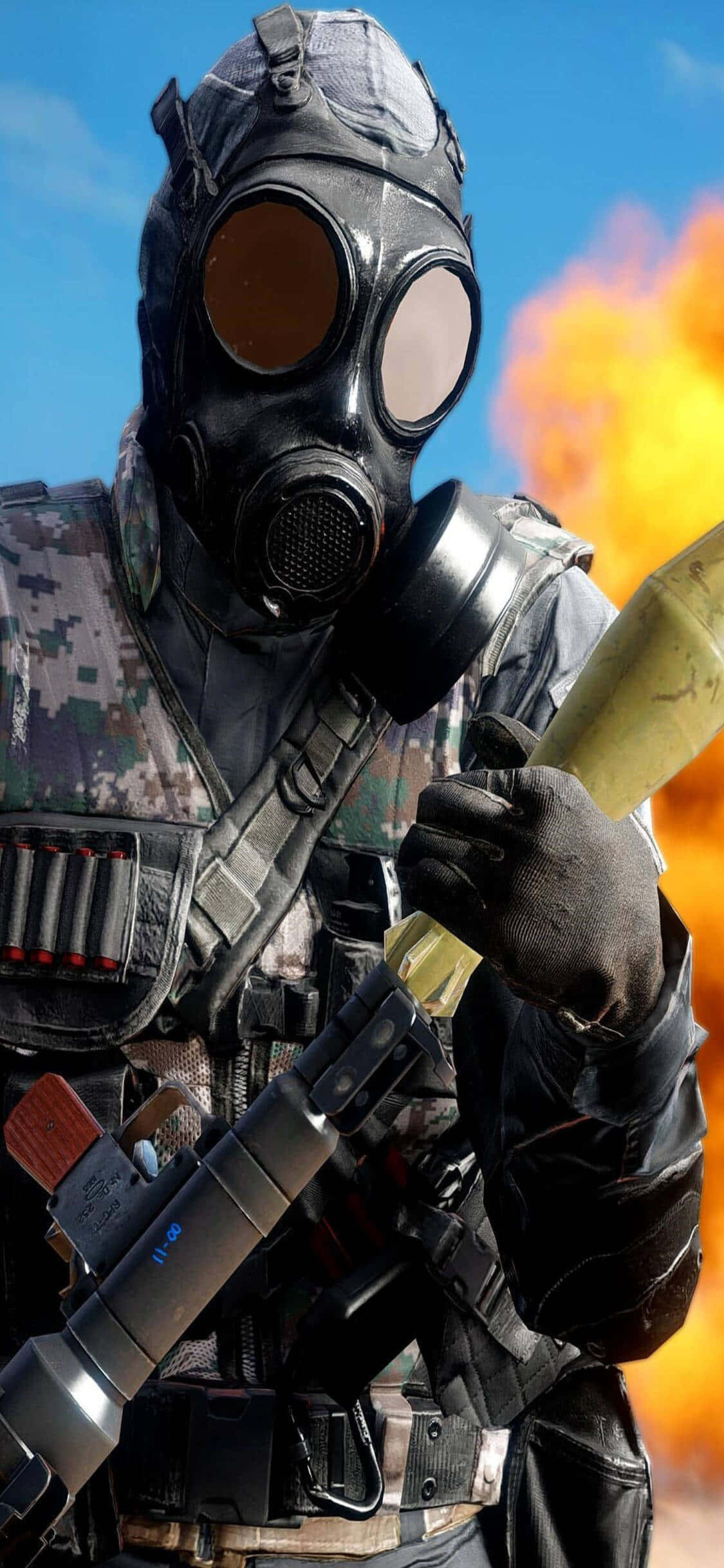 iPhone Xs《戰地4》爆炸士兵背景 壁紙 — 一名戴著防毒面具的士兵在晴朗的藍天下，手持火箭炮對抗猛烈爆炸。