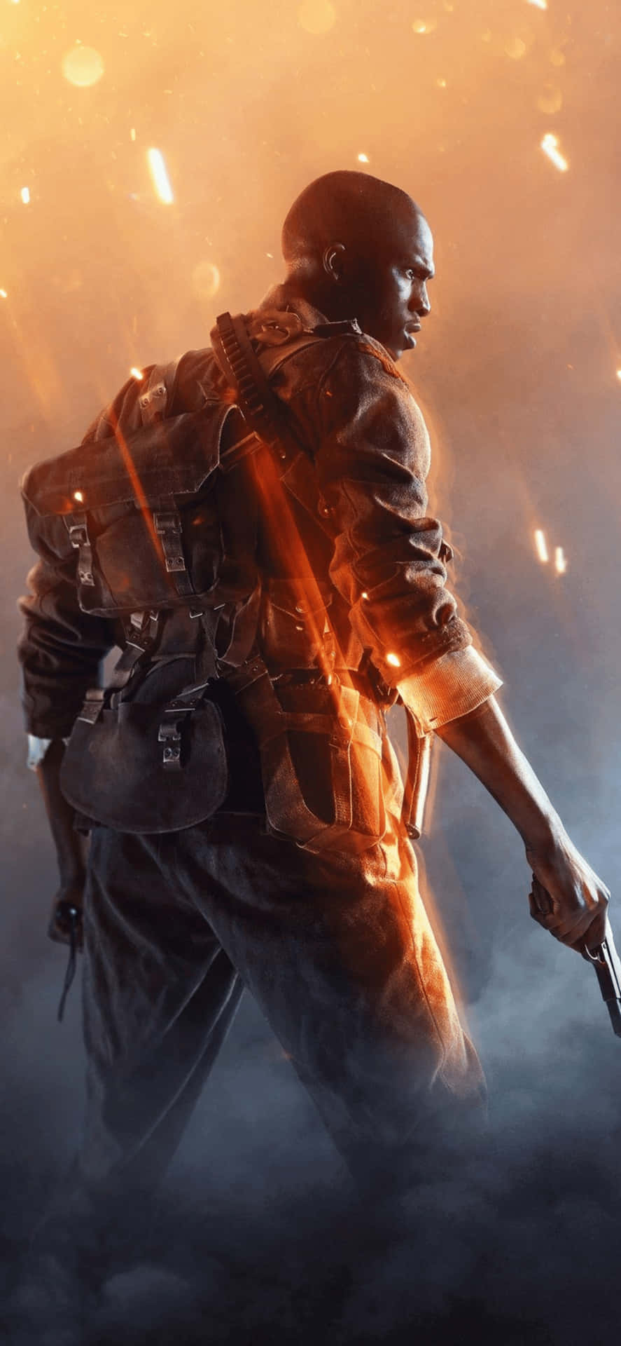 一名身穿戰鬥裝備的士兵在煙霧和火光中手持槍支。