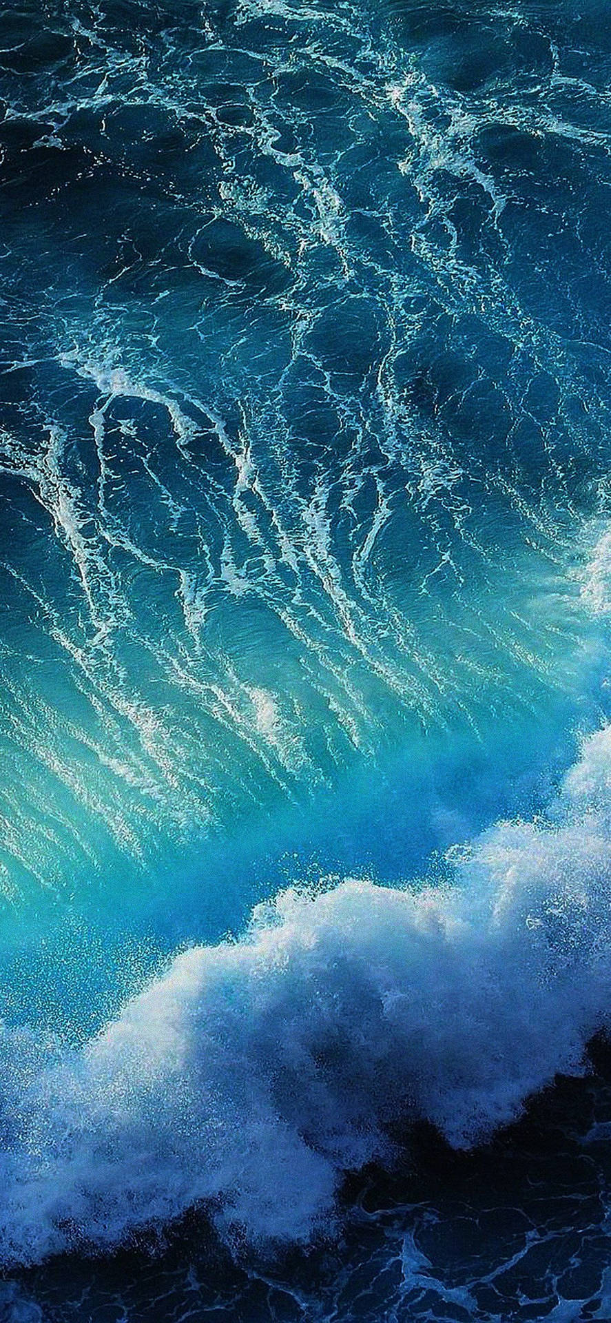 一道破碎的海浪，帶有藍綠色和深藍色的海水以及白色浪花。
