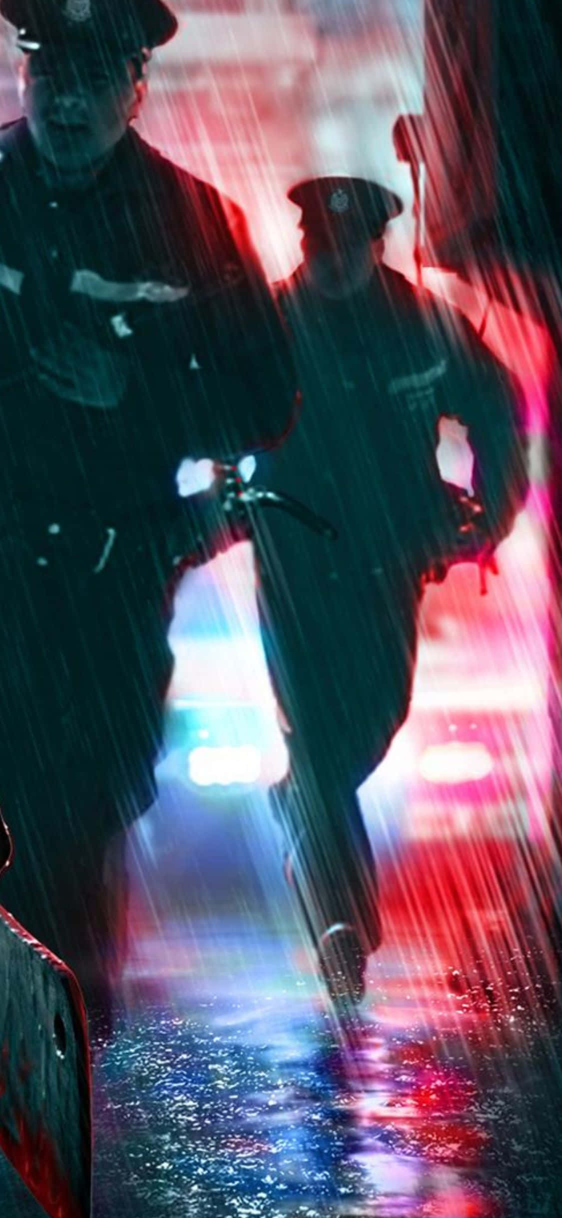 iPhone XS 睡狗：雨中警察背景 壁紙 — 兩名警察在濕漉漉的城市街道上，於閃爍的紅色和藍色緊急燈光下冒著大雨前行。