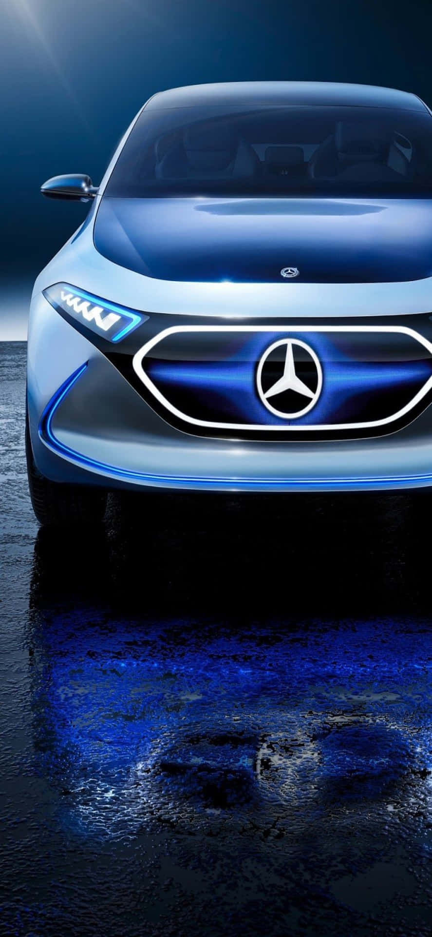 未來感藍色 Mercedes 電動車在潮濕路面上夜間發光。