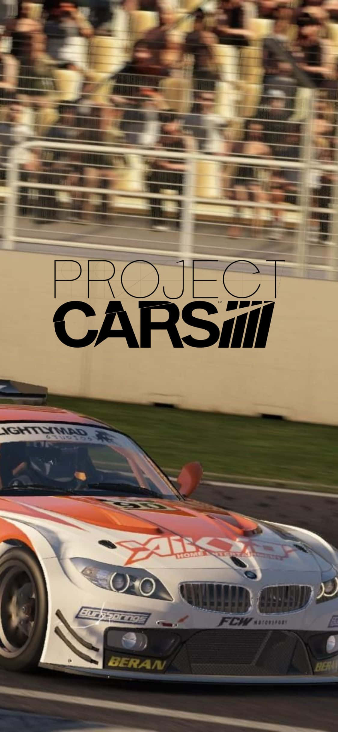 iPhone XS 與 Project Cars 的賽車體驗 壁紙 — 一架白色和橙色的賽車在明亮的日光下，以模糊的觀眾為背景，在賽道上飛馳。