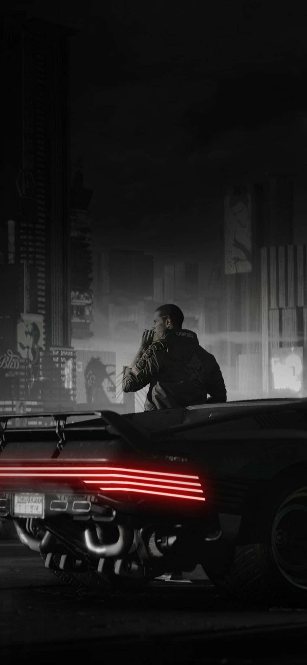 iPhone XS《賽博朋克2077》單色文森特背景 壁紙 — 一個孤獨的身影站在一輛時尚的黑色汽車上，車尾紅燈閃爍，背景是夜晚霧氣瀰漫、霓虹閃爍的城市景觀。