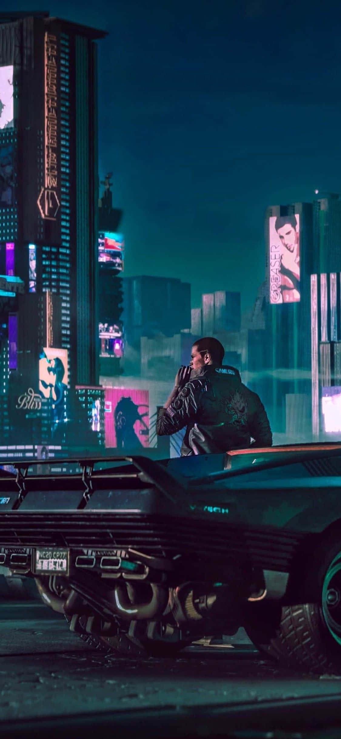 iPhone XS《賽博朋克2077》文森特背景 壁紙 — 夜晚，一個穿著皮褸的孤獨身影站在一輛未來主義汽車上，身處霓虹燈閃爍的賽博龐克城市景觀中。