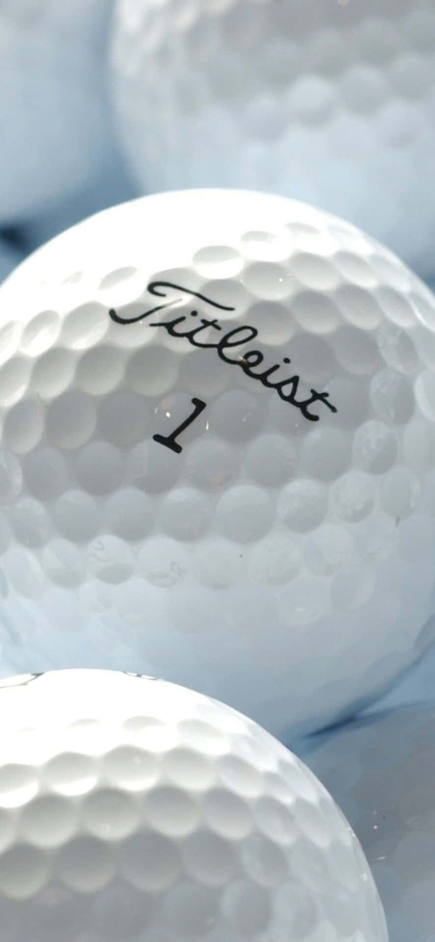 白色Titleist高爾夫球，表面有凹坑和黑色標誌。