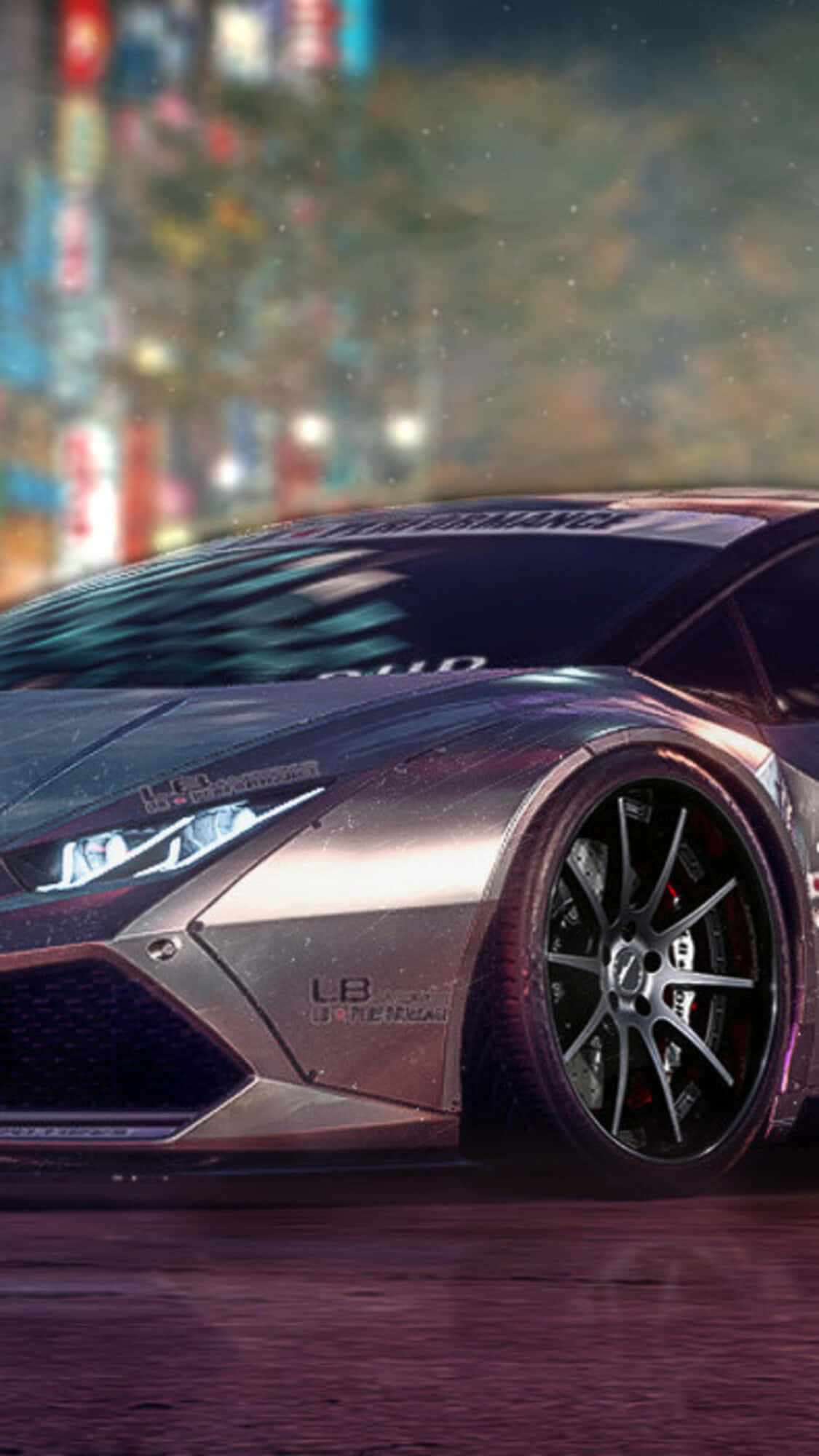 iPhone XS《Need For Speed Payback》灰色蘭博基尼Huracán壁紙 壁紙 — 一輛時尚的銀色跑車在夜晚穿過霓虹燈閃爍的城市景觀，背景中模糊的光線劃過。