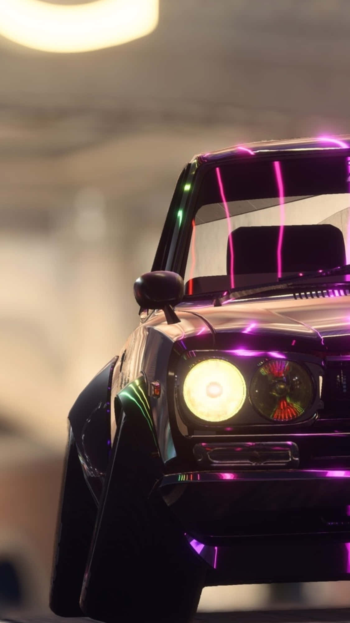 iPhone XS《Need For Speed Payback》紫色日產Skyline 2000GT-R壁紙 壁紙 — 一輛時尚的黑色汽車，帶有發光的紫色霓虹燈飾和明亮的黃色車頭燈，在光線昏暗的車庫中。