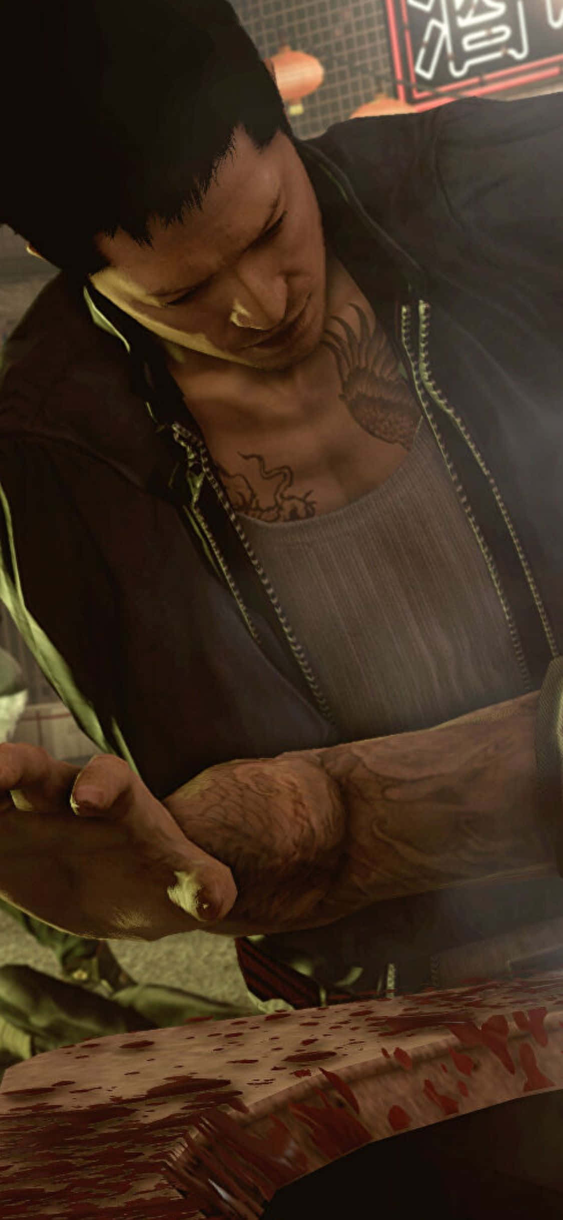 iPhone XS《Sleeping Dogs》頭部撞擊背景 壁紙 — 一個紋身男子穿著深色外套，在 gritty 的城市環境中俯身於血跡斑斑的表面。