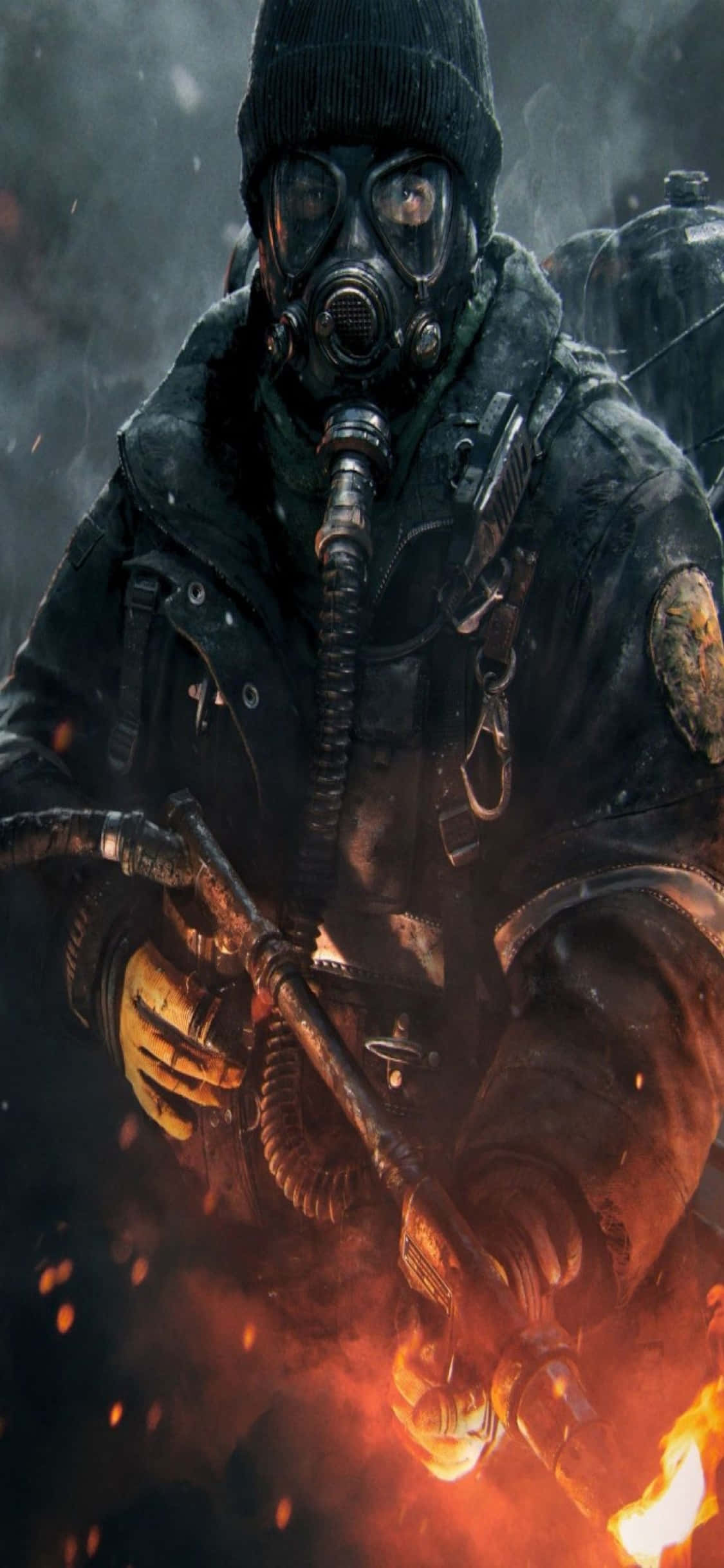 iPhone XS《The Division》背景圖：手持火焰噴射器男子 壁紙 — 一名陰沉的士兵戴著防毒面具和重型裝備，站在火花和煙霧中，手持武器。