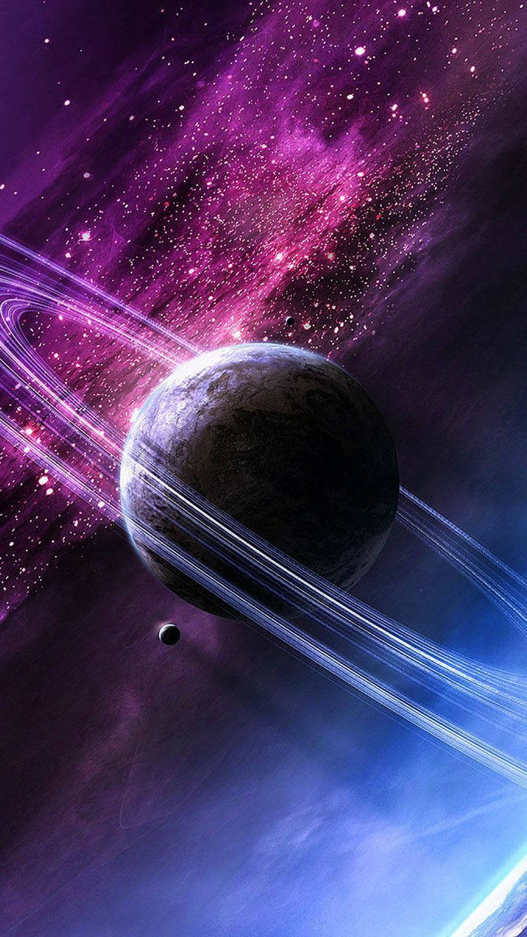 土星太空iPhone壁紙 壁紙 — 一顆雄偉的行星帶著發光的光環，在充滿閃爍星星的鮮豔紫色和藍色星雲中運行。