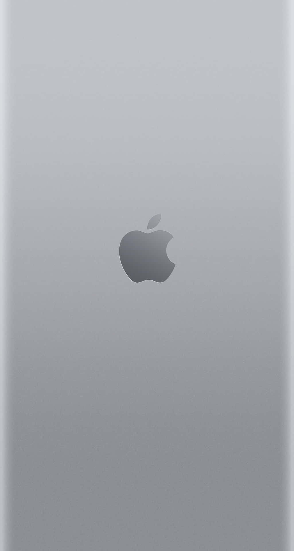 銀色iPhone背面，中央帶有Apple標誌，置於柔和燈光下。