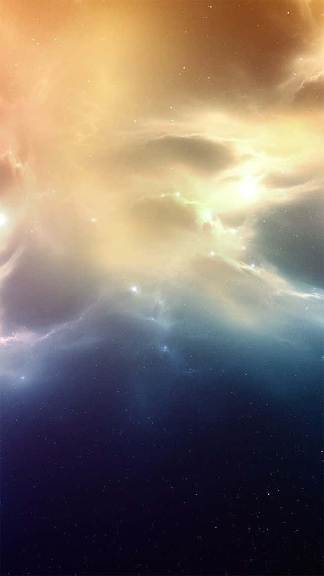 iPhone X的震撼OLED顯示屏 壁紙 — 宇宙星雲在星空中旋轉，呈現金橙色和深藍色調。
