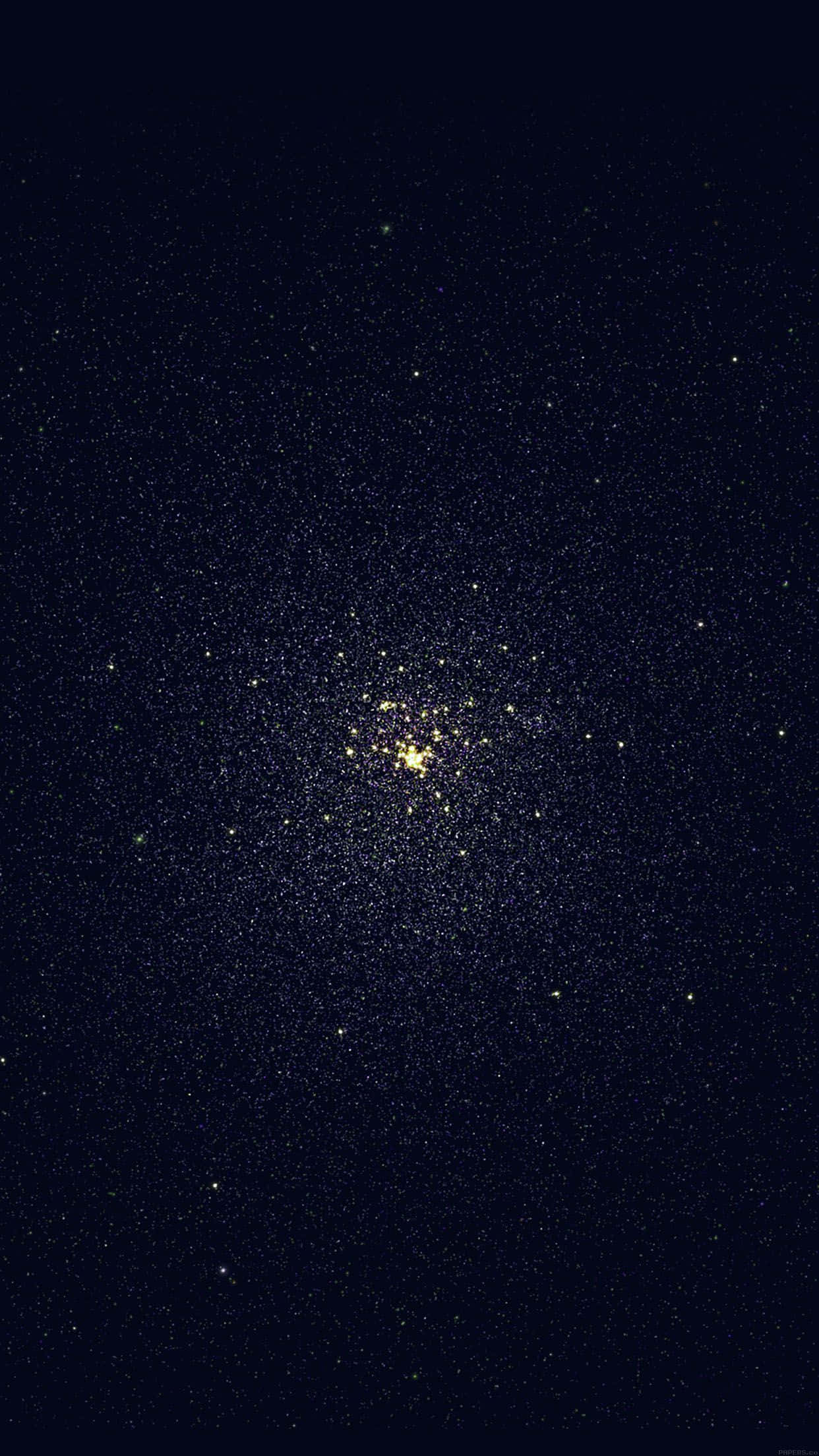 星團宇宙iPhone壁紙 壁紙 — 一個密集的金色星團在廣闊的深藍色夜空中閃耀，夜空中佈滿了散落的微小光點。