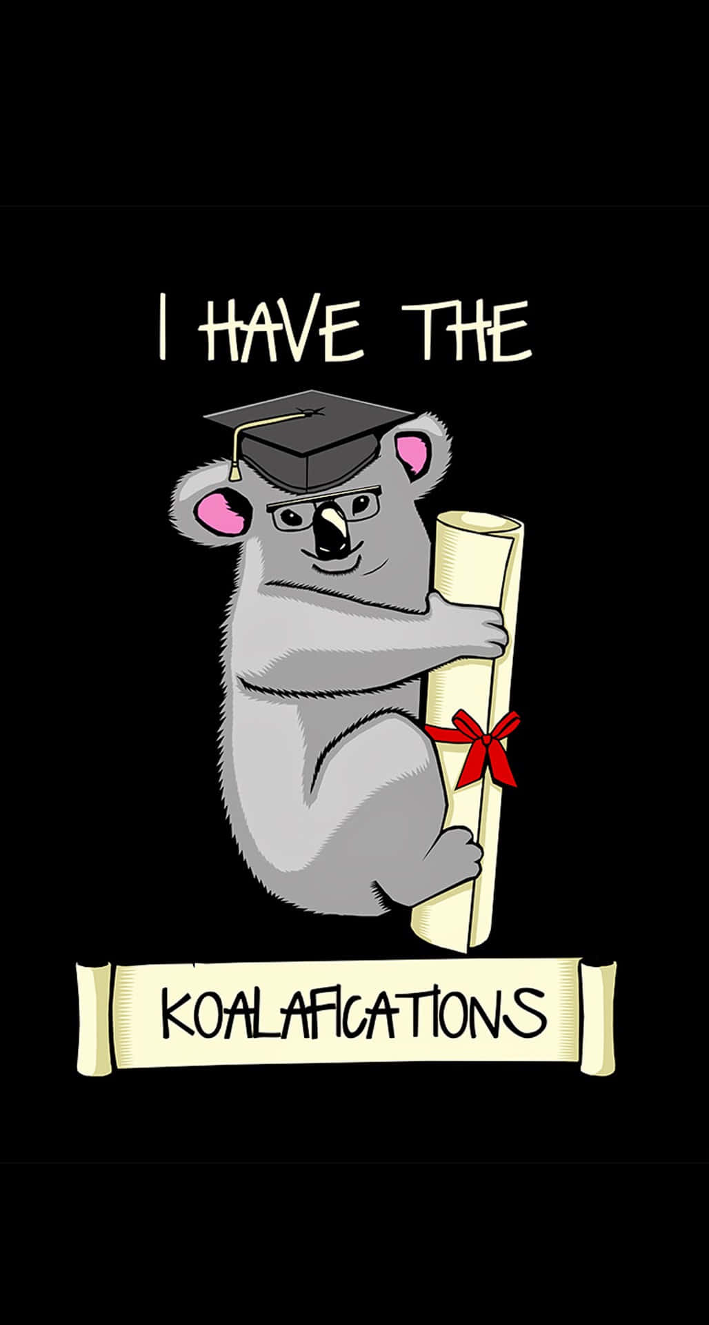 與卡通iPhone一起享受生活樂趣 壁紙 — 一隻戴著畢業帽的卡通樹熊，在黑色背景前拿著一條帶有紅色絲帶的文憑卷軸。