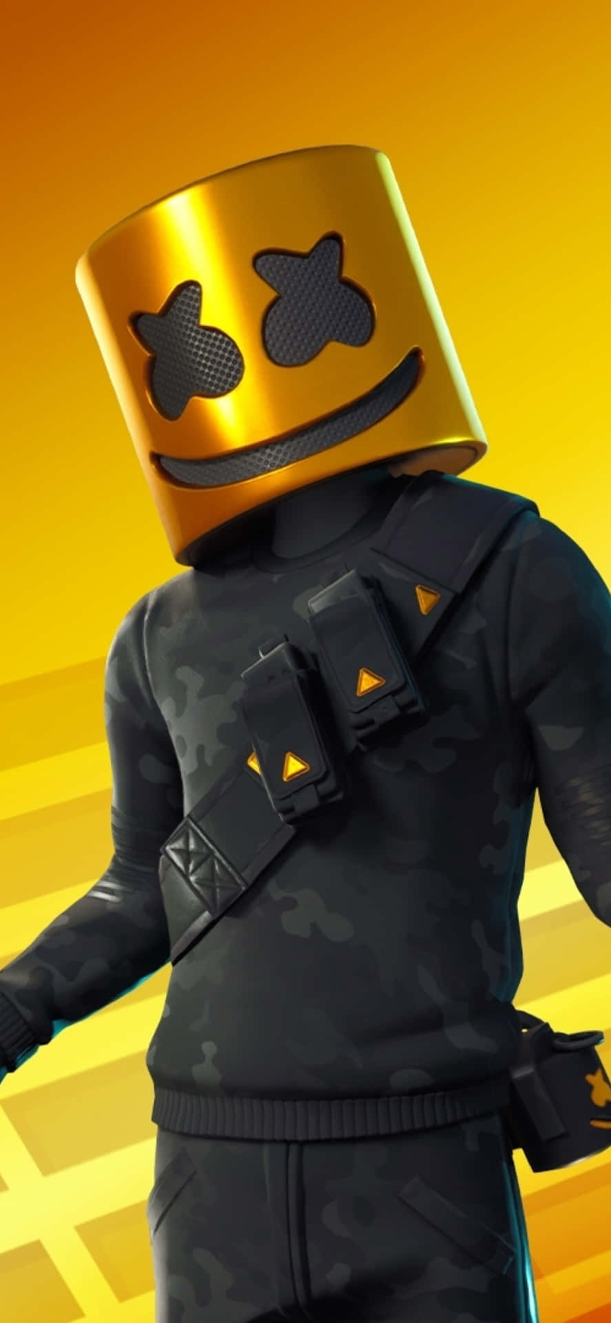 Fortnite 角色戴著金色微笑頭盔和迷彩服，背景為黃色。