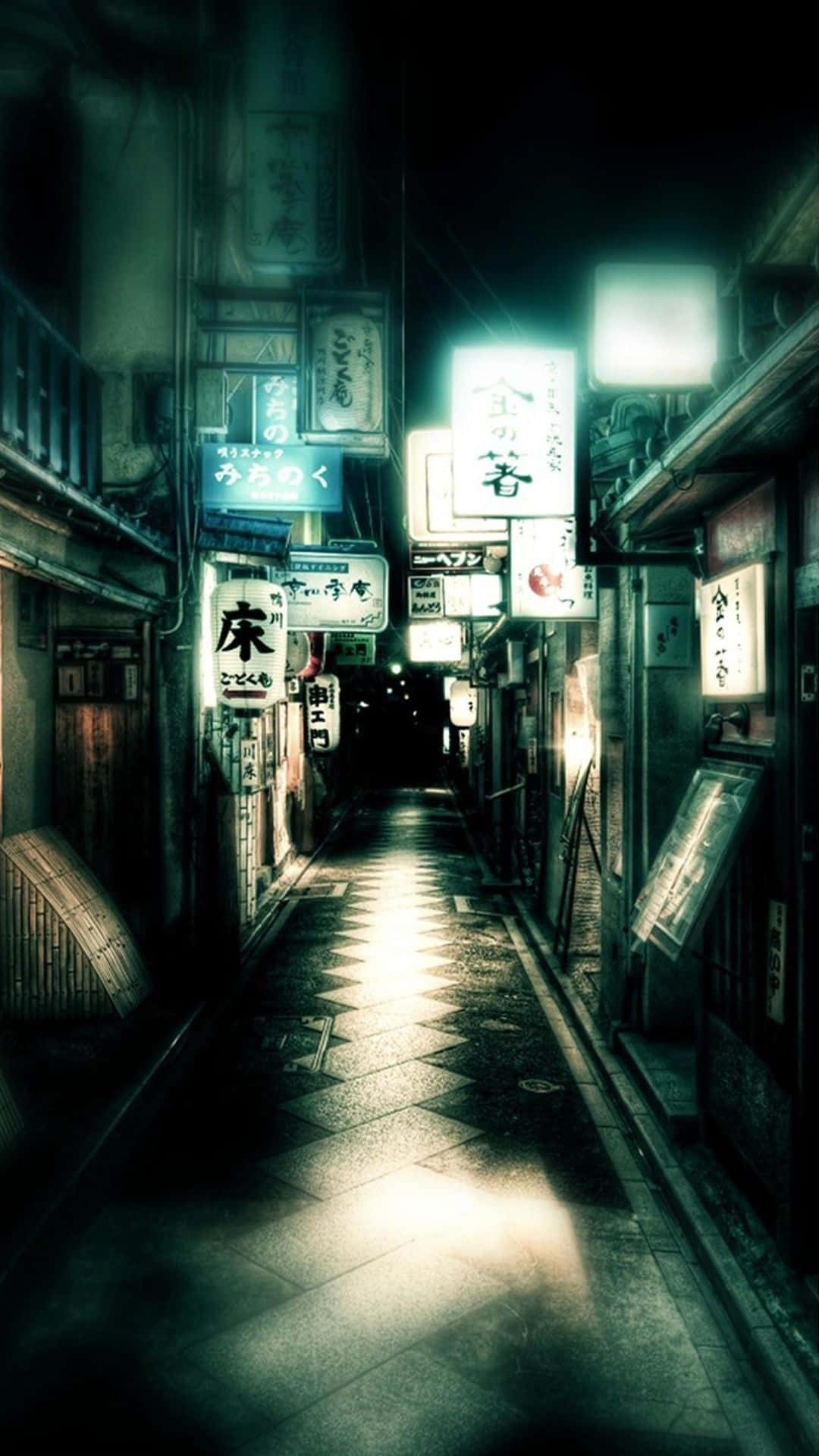 夜晚昏暗的狹窄小巷，有發光的霓虹燈招牌和濕漉漉的石板。