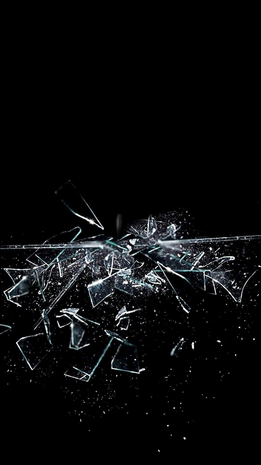iPhone 屏幕碎裂騙人圖 壁紙 — 破碎的玻璃碎片在純黑色背景上爆炸，邊緣鋒利，閃爍著高光。