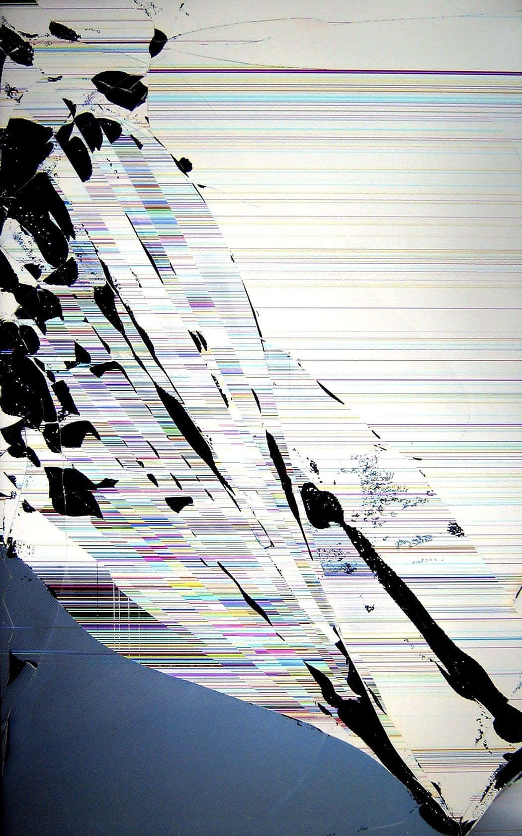 iPhone 屏幕裂痕損壞惡作劇照片 壁紙 — 抽象數位故障藝術，白色背景上彩虹掃描線上有黑色墨水飛濺。