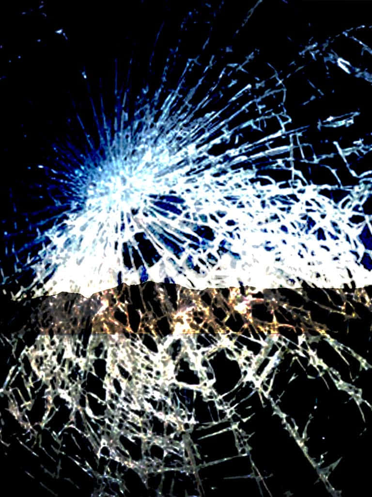 iPhone 屏幕裂痕騙局照片 壁紙 — 黑色背景中央有明亮藍白色爆炸的破碎玻璃表面。