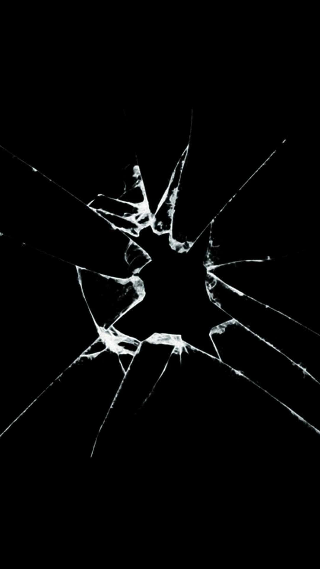 iPhone 屏幕裂縫帶孔惡作劇照片 壁紙 — 在純黑色背景上，一個醒目的白色裂紋玻璃圖案從中心撞擊點向外輻射。